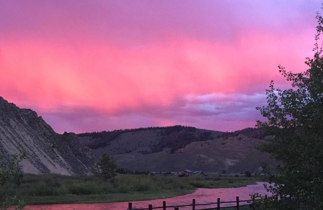 Large Studio Apartment with kitchenette Sawtooth & Creek Views Dark Sky Reserve