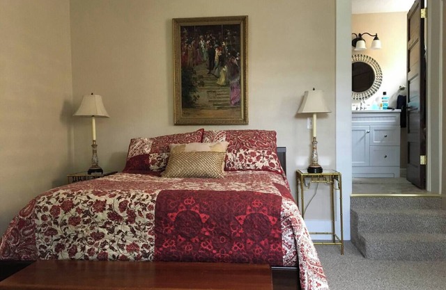 Large Studio Apt, Light&Bright,Traditional decor,W&D included, Safe neighborhood