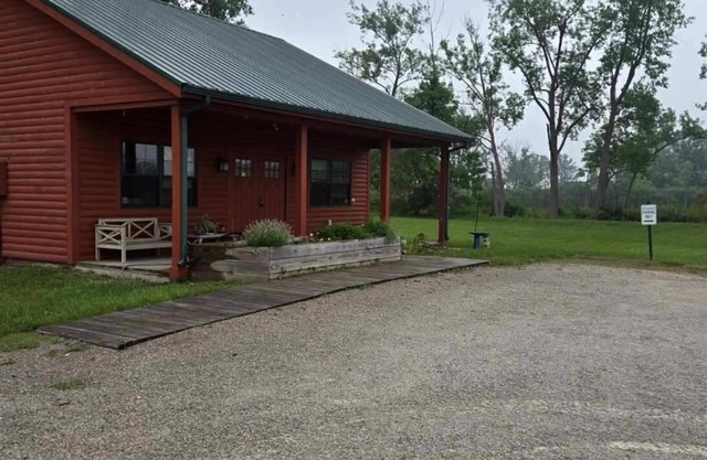 Large studio cabin in Catawba island area with WiFi, AC, large parking area