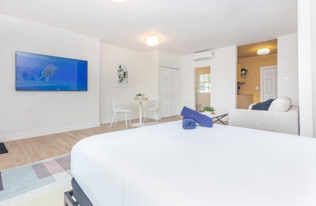 Large Stylish Studio Apartment In El Portal #3