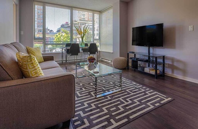 Large Sunny South Facing Terrace, Free Parking - Many Amenities