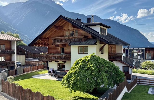 Large vacation home for up to 18 people with open-plan living and dining area