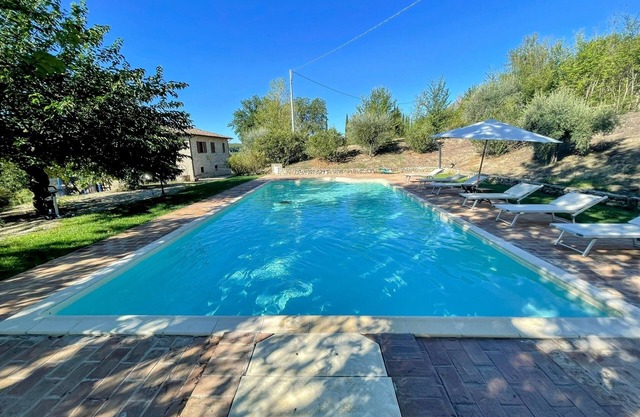 Large villa - sleeps 10 - pool - pergola - playground for children - wifi