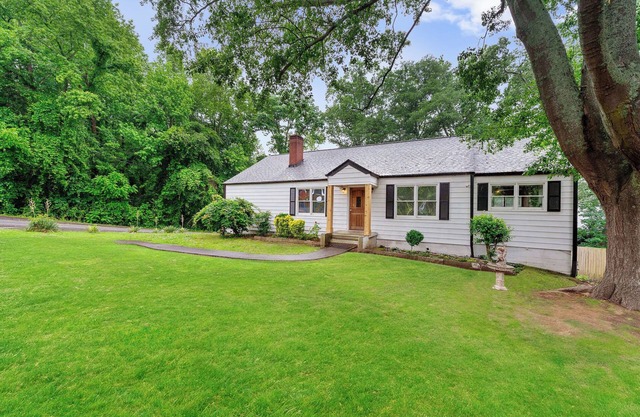 Largest guest capacity in walking distance to Canton St, group & pet friendly!