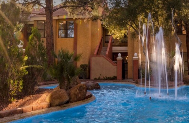 Las Vegas Flamingo Deluxe 1BR villa 691 sf with Kitchennette, WiFi in Las Vegas