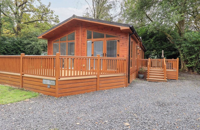 LAUGHING DUCK, pet friendly, with hot tub in Windermere