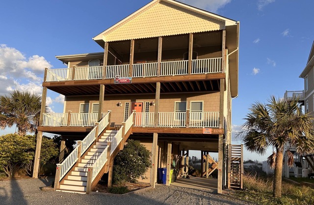 Laughing Pelican - Direct oceanfront. Amazing views! Huge decks, hot tub!
