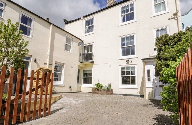 LAUREL HOUSE, pet friendly, character holiday cottage in Whitby