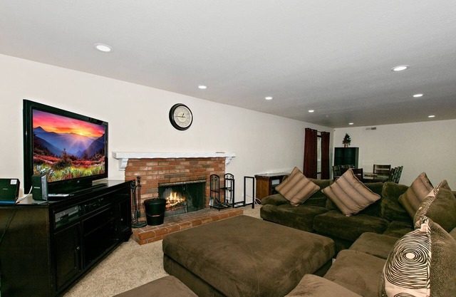 Laurel Lodge by Destination Big Bear : Close to Snow Summit and Short Drive to Village & Lake! Fenced Yard!