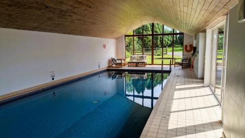 Laurel - pet-friendly cottage with indoor pool, hot tub & panoramic Snowdonia views