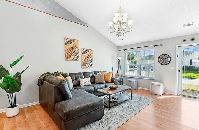 Lavender Escape, Near the Airport & Restaurants