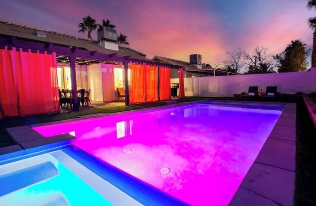 Lavish 6BR w/Pool, Arcade, Pool table & Pingpong!