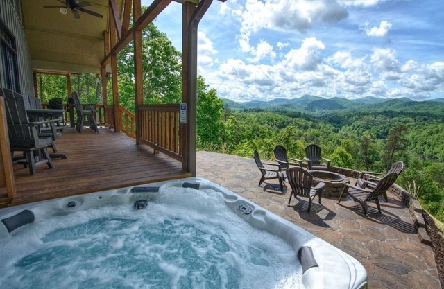Layers View- Luxury Home in River Community, Huge Views, Hot Tub, Great Fishing!