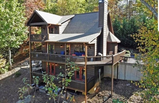 Lazy Bear Cabin with views of the Blue Ridge Mountains and local attractions