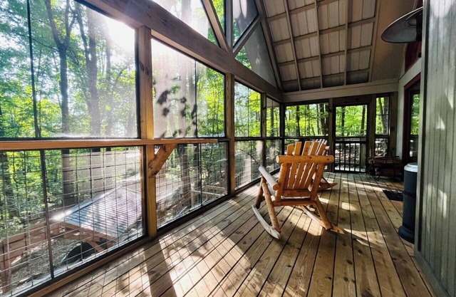 Lazy Bear Treehouse Pet Friendly & Min to Helen!