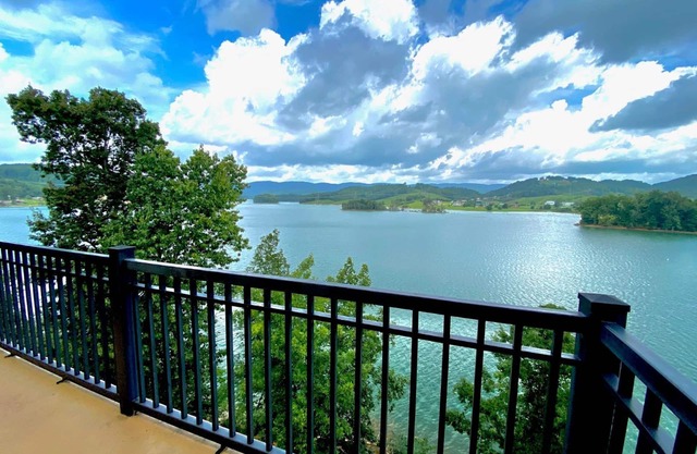Lazy Days 3 br 3 bath Condo on Cherokee Lake, POOL
