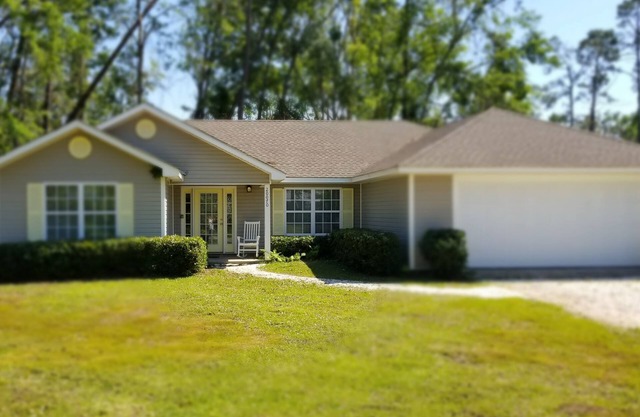 Lazy Daze! Pups OK, Ideal location! Fenced Yard, Nice House. Wonderful!