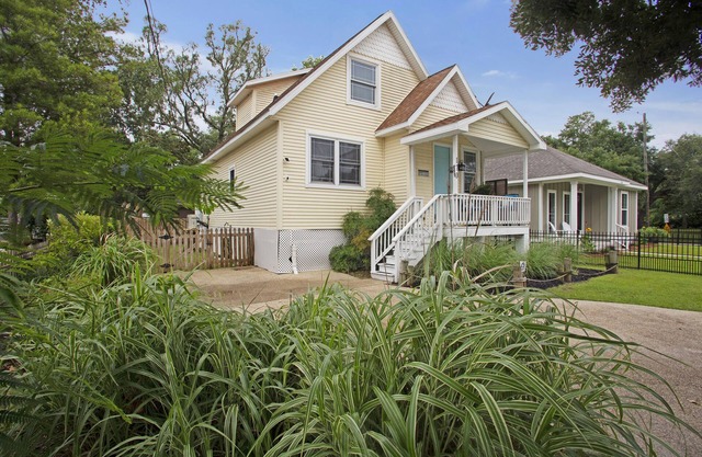 Lazy Lemon Cottage - A Short walk to the beach from this newly remodeled home!