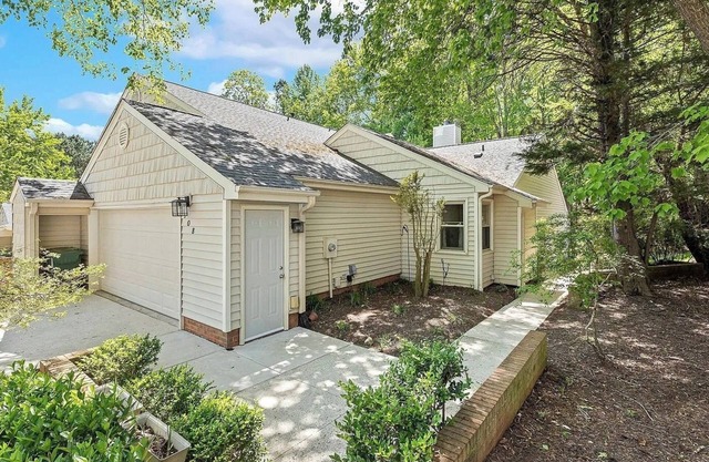 Lazy Lemon; Walk to Koka Booth; Near Wake Med Cary; Well Appointed; Central