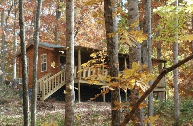 Lazy Rocker Cabin at Green Mountain Lodge in the heart of NC Apple Country