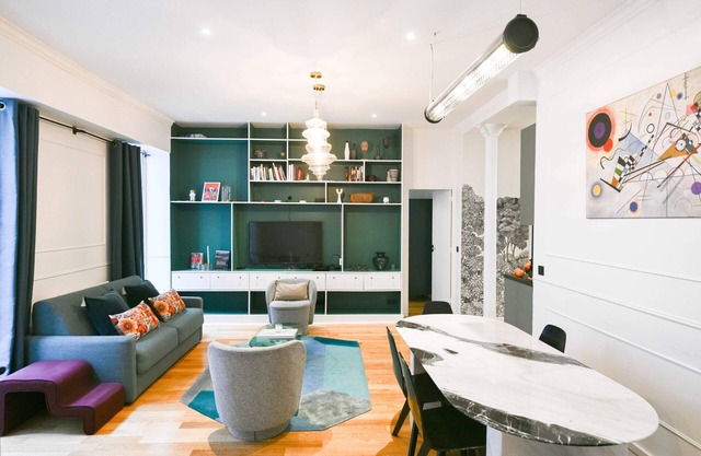 Le Marais Pl de la Bastille 3BD 3BTH for 10 guests