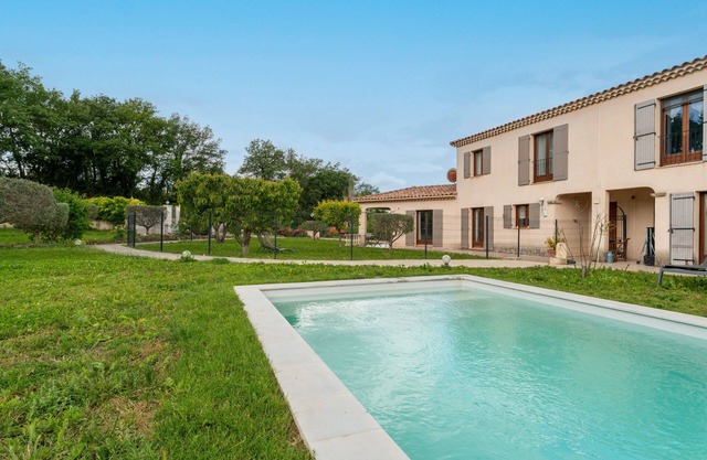 Le Nichoir at the foot of Ventoux with swimming pool, private garden and air conditioning