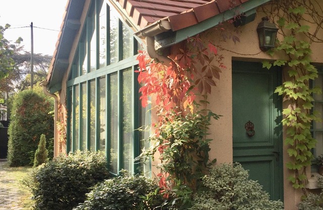 Le VESINET- Paris 2 steps away- LITTLE ARTIST'S HOUSE-ATELIER, charm and greenery.