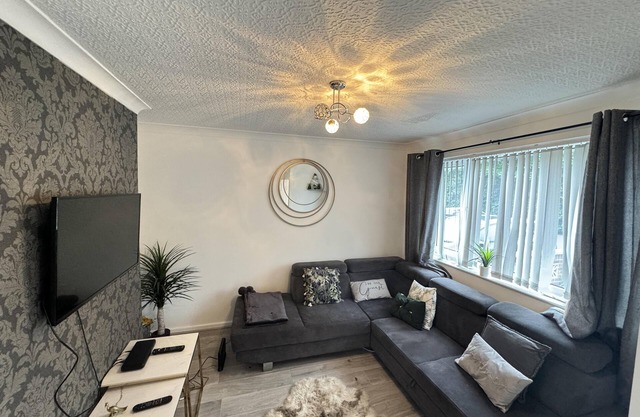 Leeds - 3 Bedrooms - 1Bathroom - Parking - WiFi