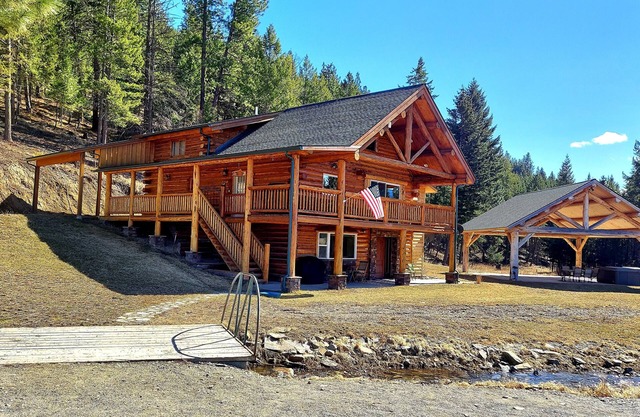 Legacy Lodge - Log Home Retreat - 5 bed 2 bath with stunning mountain views !