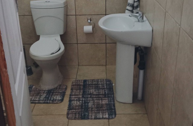 Legaeng Cottage - peaceful private family size unit with swimming pool and WIFI