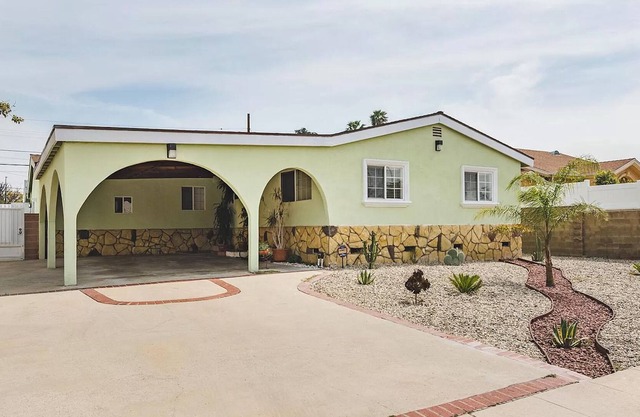 Lemon Green Home Nestled in the heart of North Hollywood. 4 Bedroom and 2 bath