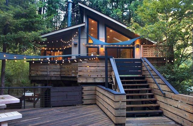 Leo's Lodge ~ Poolside Retreat, Private yet close to Town!