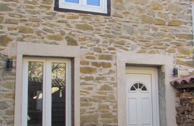 Leran, Cottage in village with Patio, close to Lake Montbel, free WiFi
