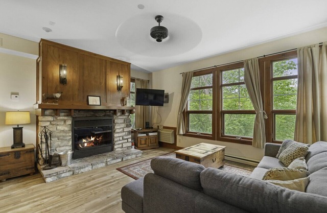 Les Eaux - 2bdrs w/Pool & Hot Tub near Village