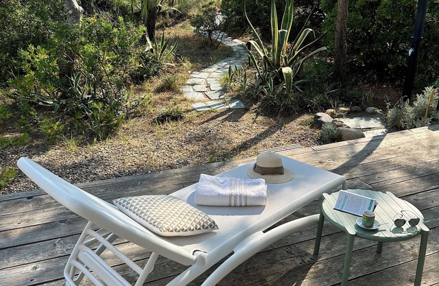 Les pieds dans l'eau, house sleeps 4, lido de la Marana, unique location.