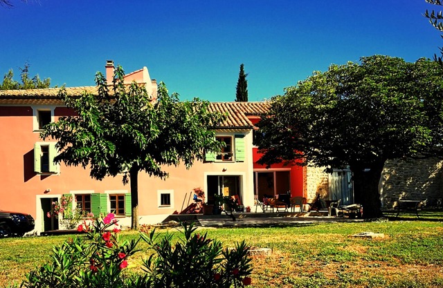 Les Roucas: studio type, guaranteed Provençal charm, garden and pool view