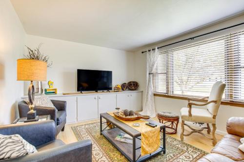 Less Than 1 Mi to Lambeau Field Green Bay Home with Grill!