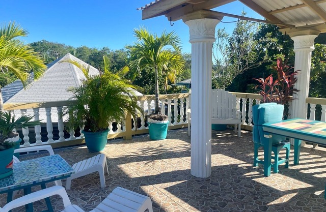 Less than 2 minute walk to beach in half moon bay and main strip in west end