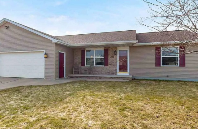 Less than 30 Min. from EAA Grounds/Oshkosh and Lambeau Field/Green Bay.