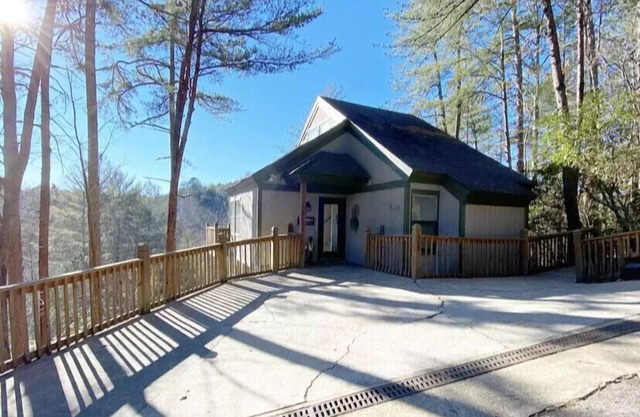 Less than 5 Minutes from downtown Helen. Beautiful Views of Mt. Yonah!
