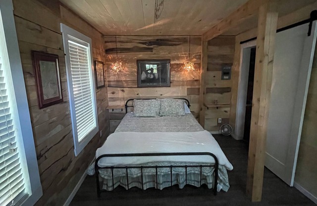 Lewis Smith Lake - Charming 2-bedroom cottage with WiFi, AC in pleasant Arley