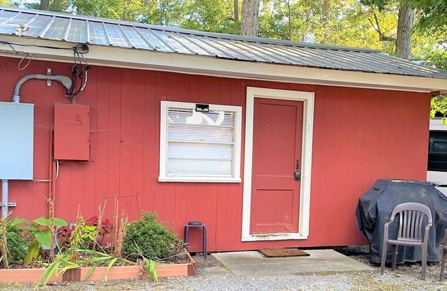 Life on the Docks Cabin 2 Cozy cabin in Dandridge TN