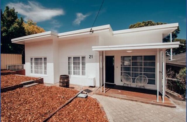 Light and bright 3 bedroom house with harbour views