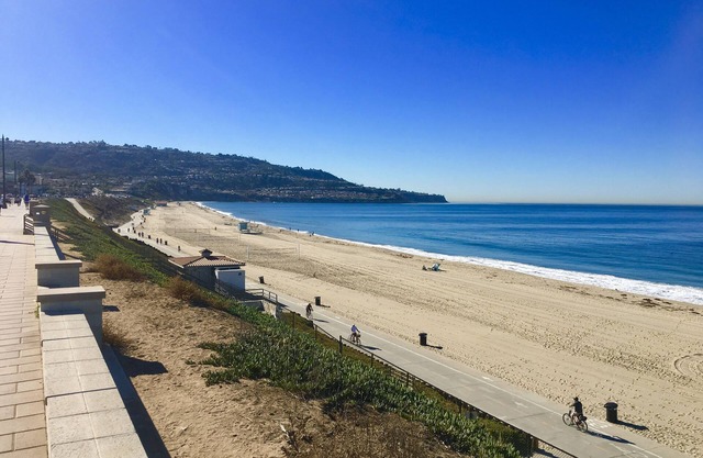 Light Bright Airy Studio Apt *1 block to Beach*