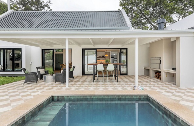 Light-Filled 2-Bed Cottage | Plunge Pool & Braai