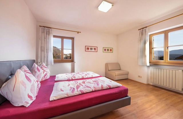 Light-Flooded "Stompferhof Erkerwohnung" in Caldaro with Shared Pool, Balcony & Garden