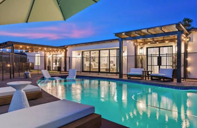 Lighted Pickleball Court - Pool - Sauna - Mini Putt - Fire Pit