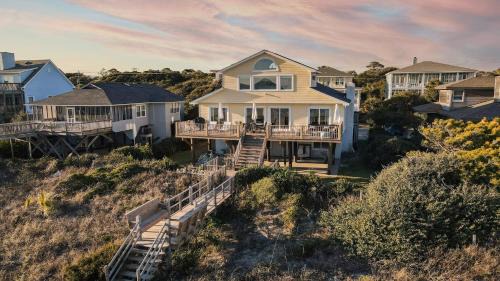 Lighthouse by AvantStay Beachfront View Home w Pool Table Ping Pong