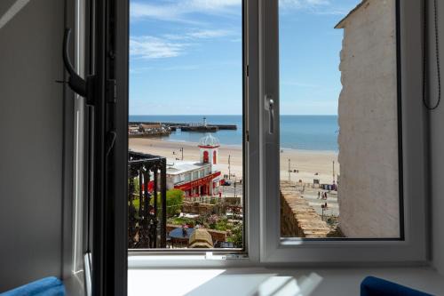 Lighthouse View - Amazing sea and beach view - Free Sky TV including Sports and Movies - Fast WIFI - Free Private Parking