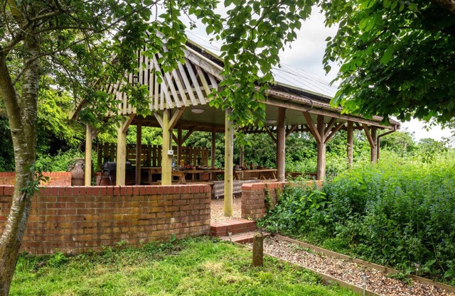 Lilac Cottage - Six Bedroom House, Sleeps 12